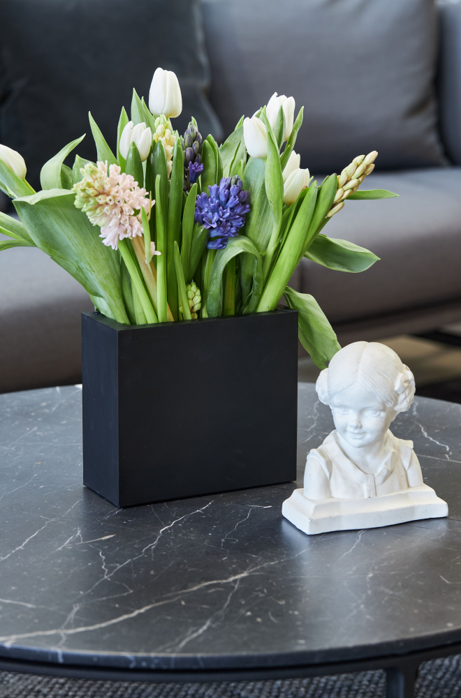 Billede af Sej Design tulipanvase, rektangulær. Sort vase i gummi 299,- kr. hurtig levering.