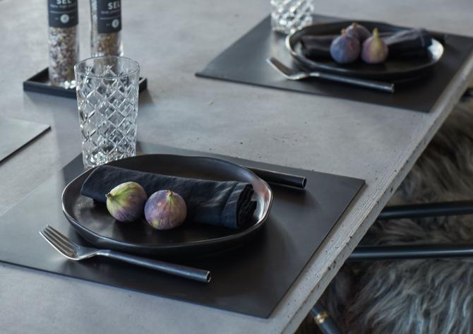 Bord dækket med sorte kvadratiske dækkeservietter Sej Design