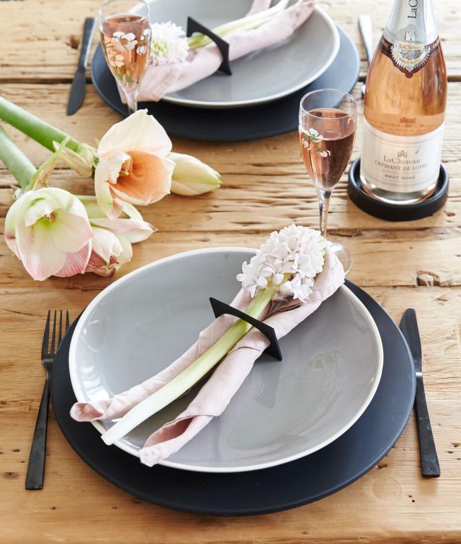 Borddækning med flaskebakke fra Sej Design