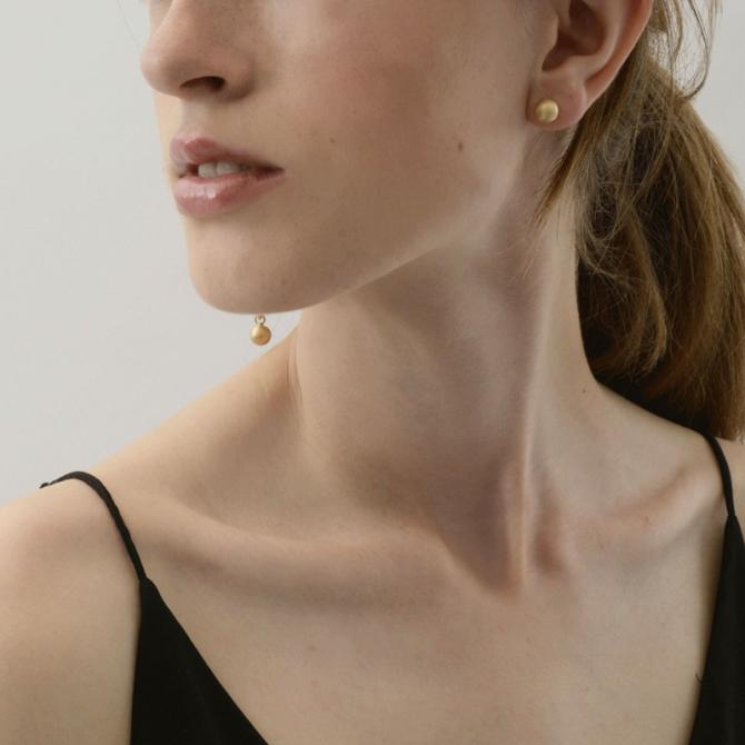 Model billede ørering vist med guld