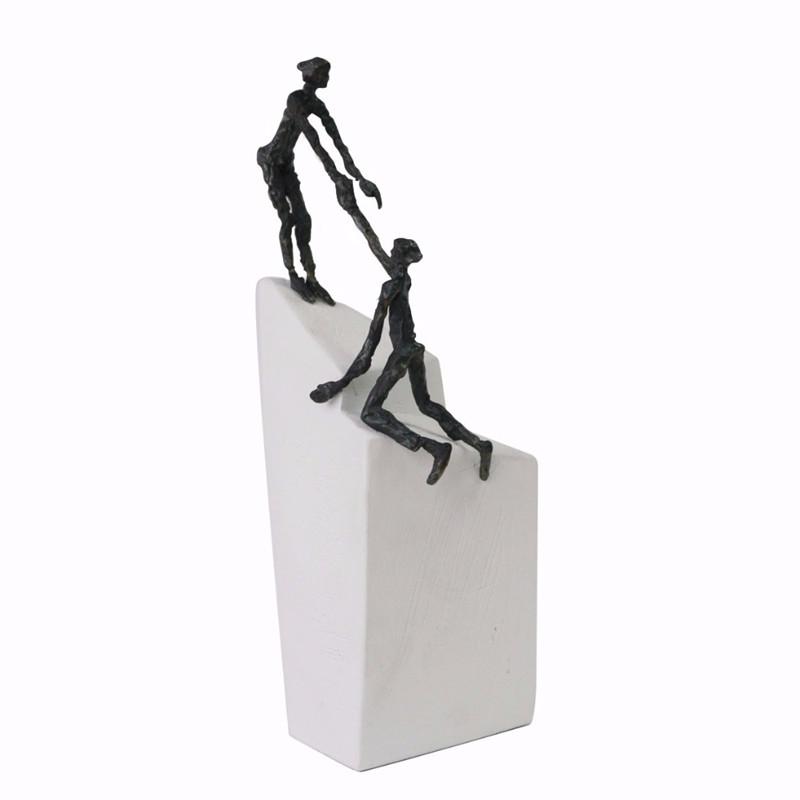 Bronzefigur Sammen er vi stærkere, 25 cm. Gaveide 1995,- kr. Gave kollega, chef, reception, jubilæum.