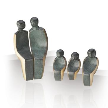 Bronzefigurer familie på 5 på hvide sten