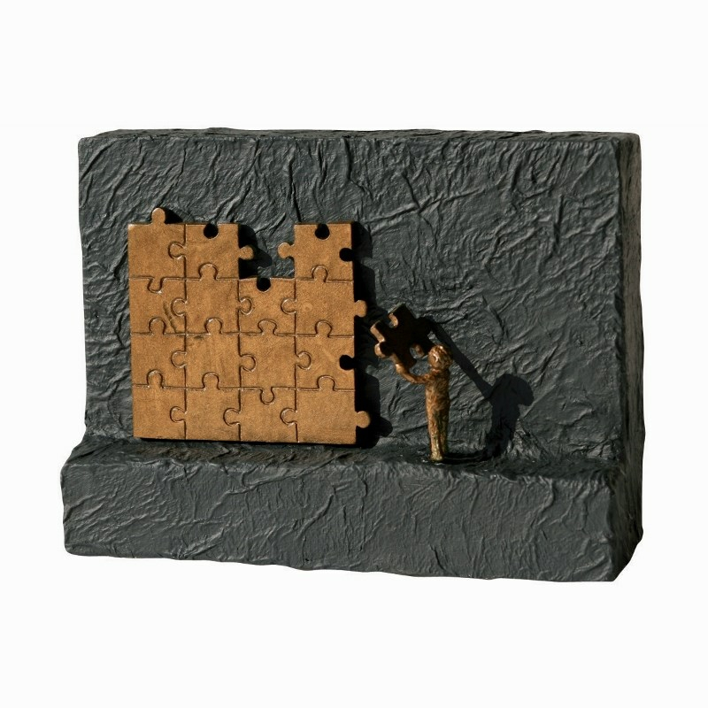 Bronzefigur Bidrage, 14 cm på sort sten. Alletiders gave til den som har ydet en ekstra indsats.