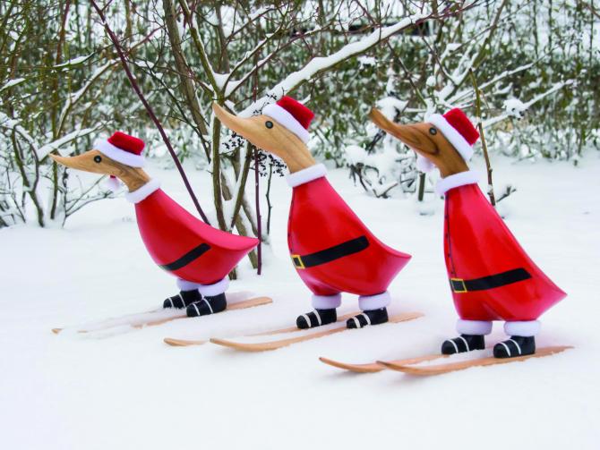Dcuk and som julemand klar på ski i sneen 