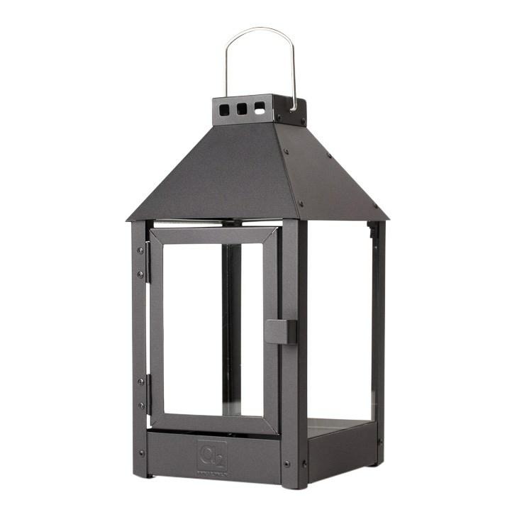 Sort lanterne til udendørs, 3 størrelser. Køb A2 Living udendørs kvalitets lanterner isort, fra 529 kr. - størrelse 22,5 x 22,5 x 60 cm billede