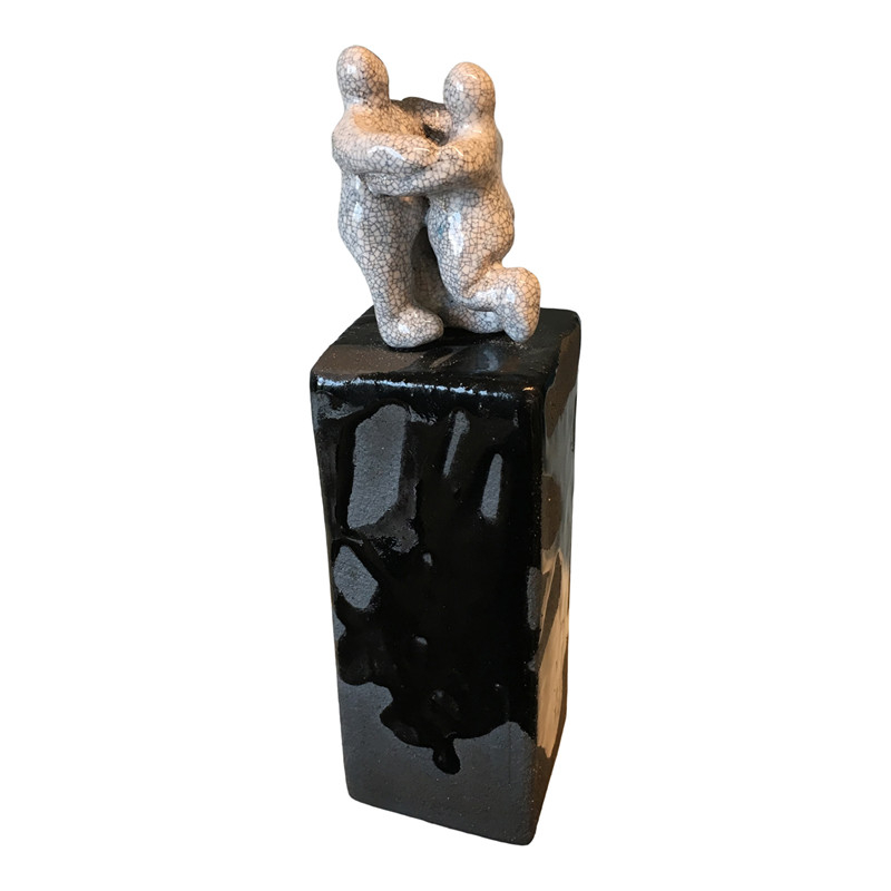 Se Keramik skulptur "Forelskelse". Romantisk figur med par på søjle. Alletiders gaveide. hos De 9 Muser