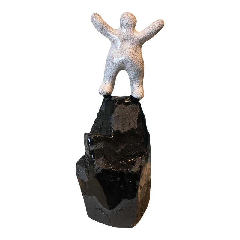Billede af Keramik skulptur &quot;På toppen&quot;. Fin lille håndlavet figur til pynt eller gave, højde 15 cm.