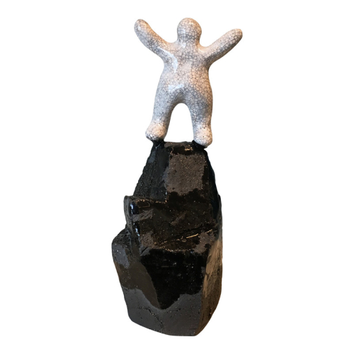 Billede af Keramik skulptur "På toppen". Fin lille håndlavet figur til pynt eller gave, højde 15 cm.