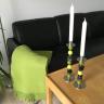 Grønne keramik lysestager og lime uldplaid Grønne keramik lysestager og lime uldplaid
