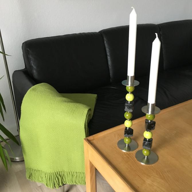 Grønne keramik lysestager og lime uldplaid