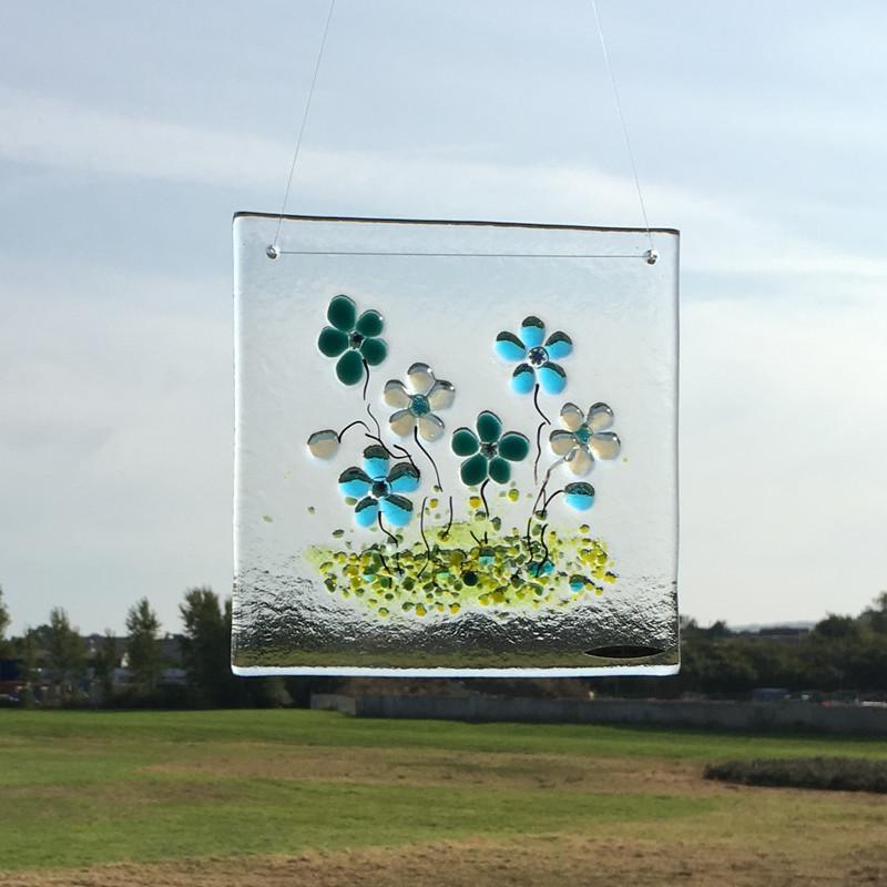 Glasophæng med blomster. Flot dekoration til ophæng i vinduet. Håndlavet unik glaskunst. - motiv Lilla blomster