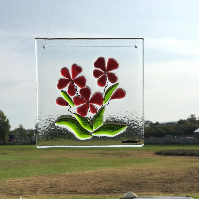 Glasophæng til vinduet med lilla blomstermotiv