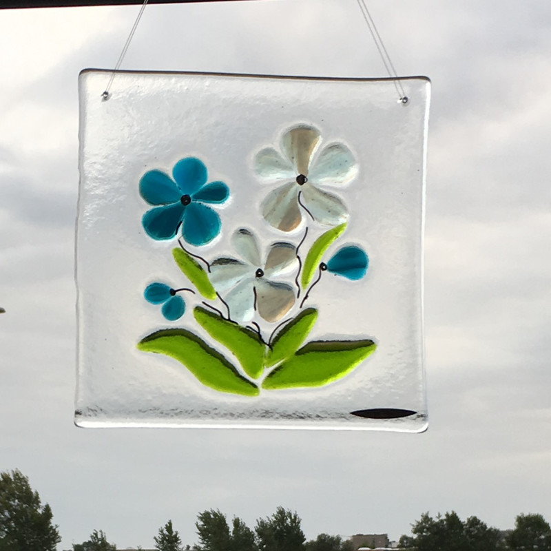 Se Glasophæng med blomster. Flot dekoration til ophæng i vinduet. Håndlavet unik glaskunst. - motiv Turkise blomster hos De 9 Muser