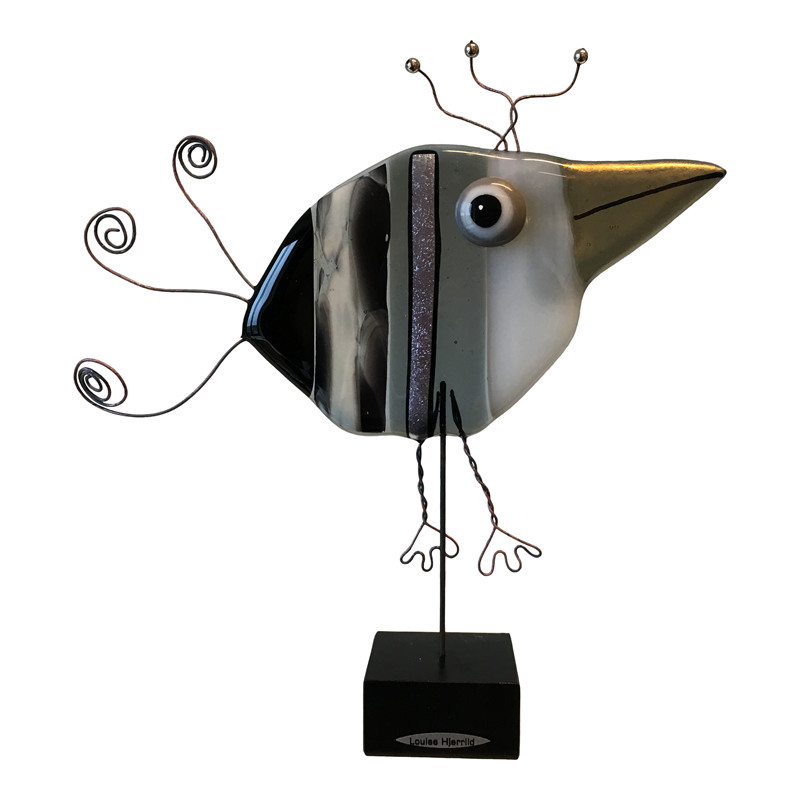 Se Glasfigur fugl i grå og sorte farver. Fantasifuld håndlavet glasfugl til pynt. hos De 9 Muser