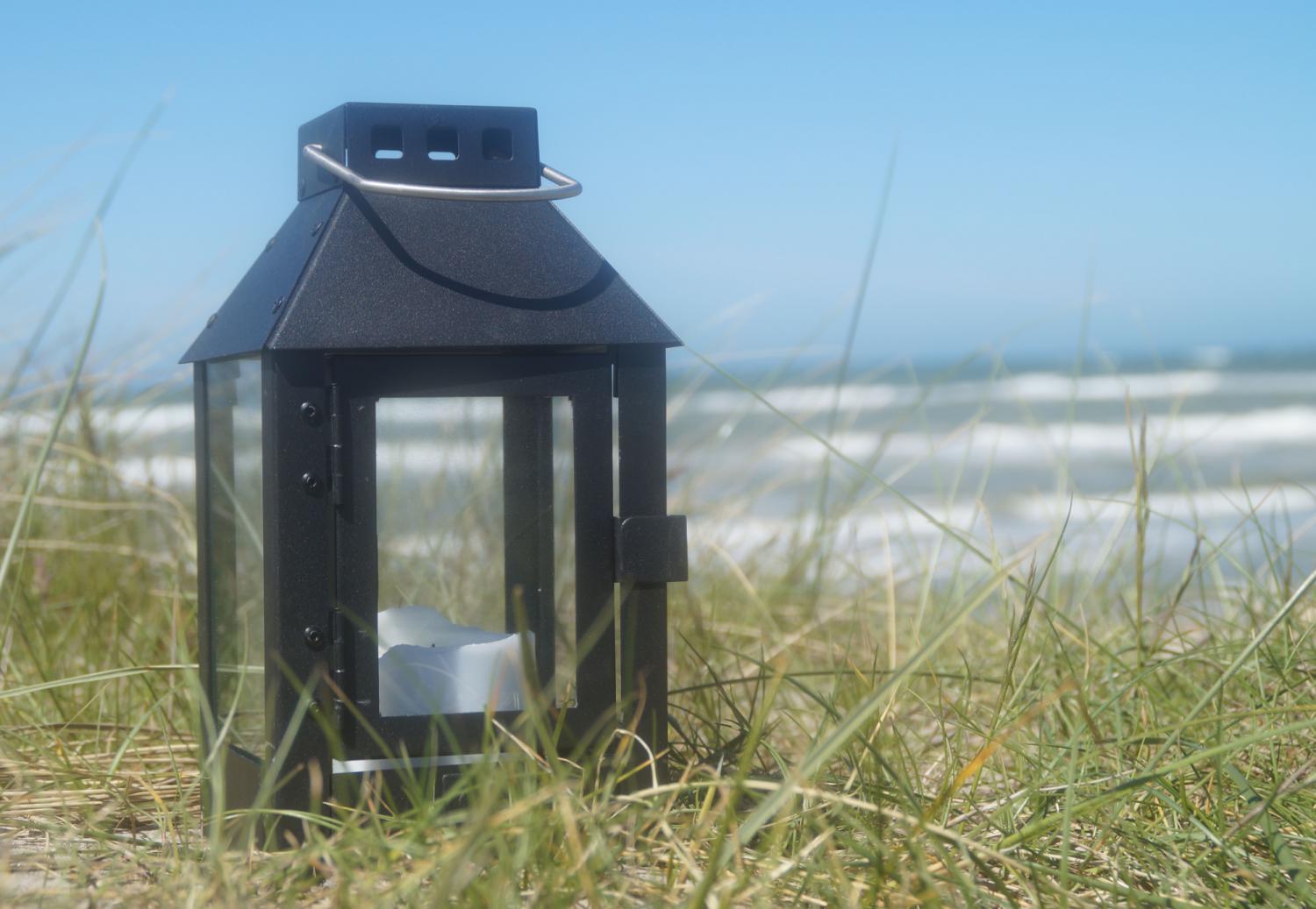 Sort lanterne til udendørs, 3 størrelser. Køb A2 Living udendørs kvalitets lanterner isort, fra 529 kr. - størrelse 12,5 x 12,5 x 25 cm