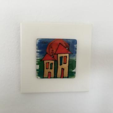 Glasbillede med huse på hvid træplade 22 x 22 cm tilbud