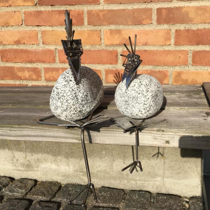 Fugl læser - sjov udendørs pynt i sten og stål