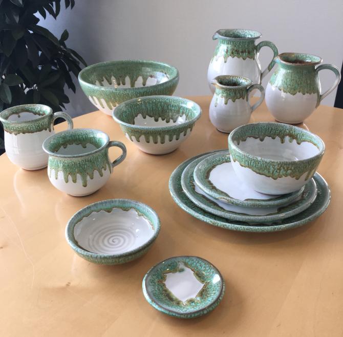 Håndlavet keramik i grønne og hvide farver