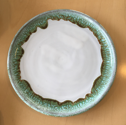 Billede af Håndlavet keramik krus med hank, skåle, kander og tallerkner. Unik keramik i hvid og grøn, fra 100 kr. - keramik Tallerken stor Ø 25 cm