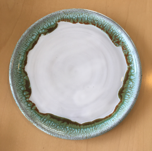 Billede af Håndlavet keramik krus med hank, skåle, kander og tallerkner. Unik keramik i hvid og grøn, fra 100 kr. - keramik Tallerken mellem Ø 20 cm