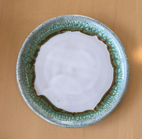 Billede af Håndlavet keramik krus med hank, skåle, kander og tallerkner. Unik keramik i hvid og grøn, fra 100 kr. - keramik Tallerken lille Ø 16 cm