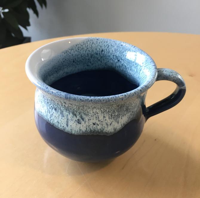 Håndlavet keramik kop med hank blå og hvid