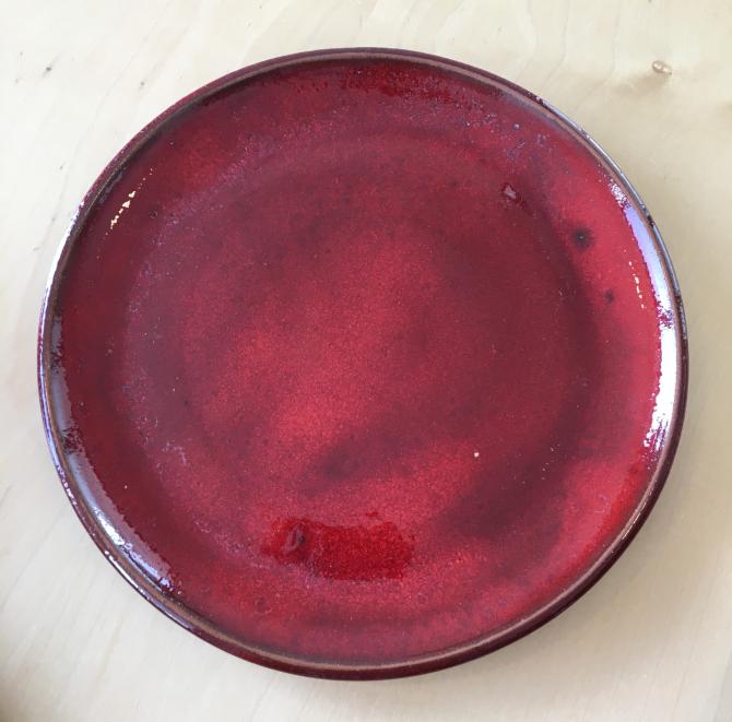 Rød tallerken i keramik håndlavet Ø 20 cm