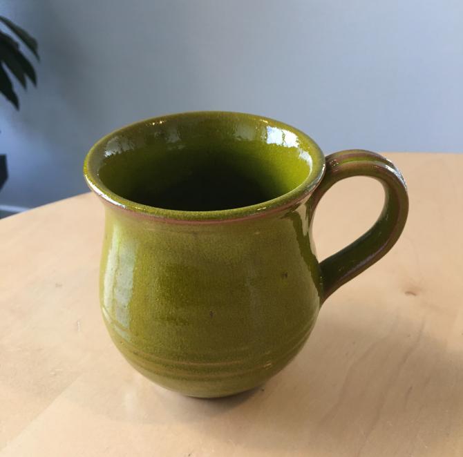 Håndlavet keramik krus med hank grøn