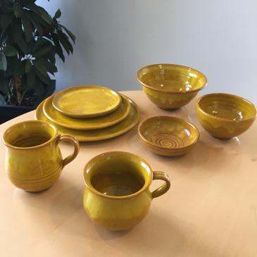 Håndlavet keramik i gul