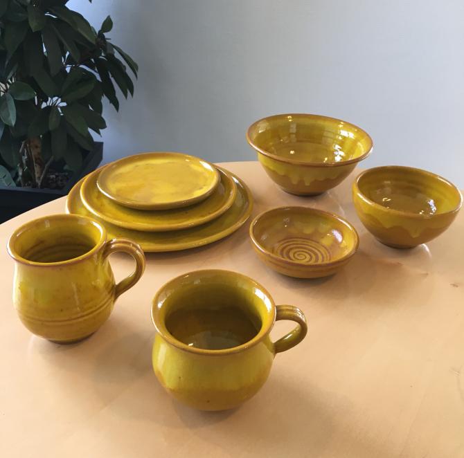 Håndlavet keramik i gul