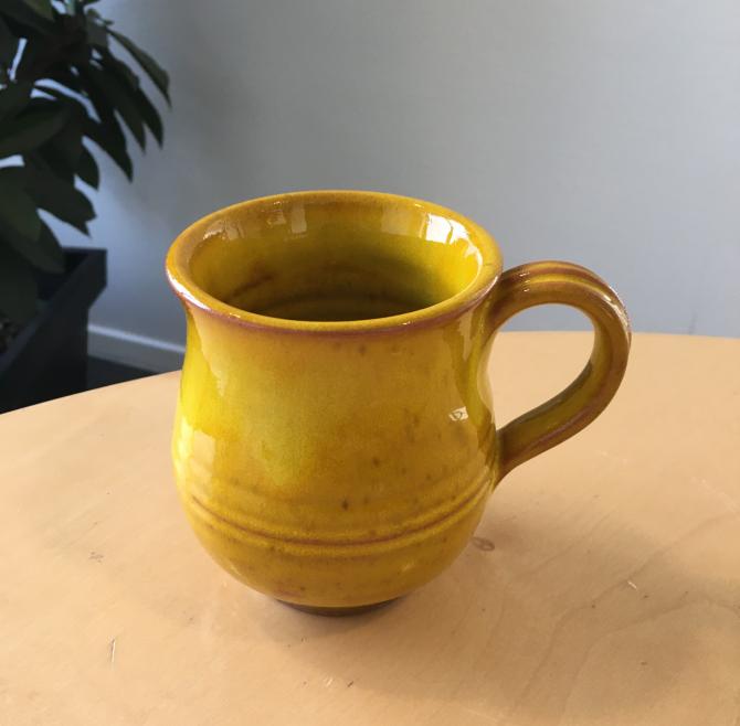 Håndlavet keramik krus med hank gul