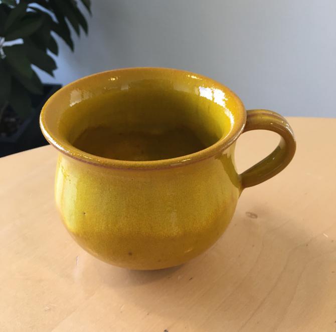 Håndlavet keramik kop med hank, gul stor