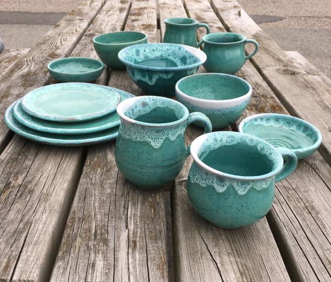 Håndlavet keramik krus med hank, skåle og tallerkner sart pastel grøn