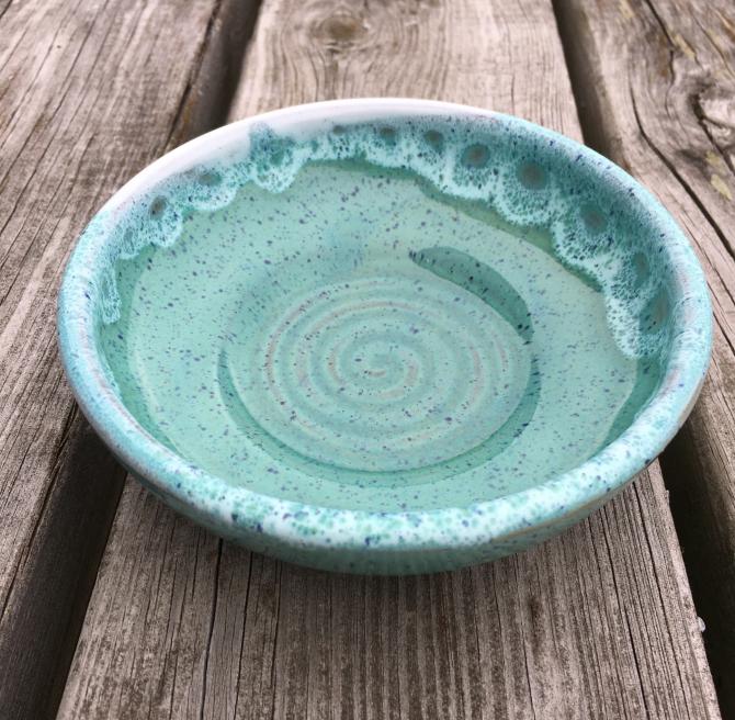 Lille mini skål i håndlavet keramik sart pastel grøn med hvid mønster