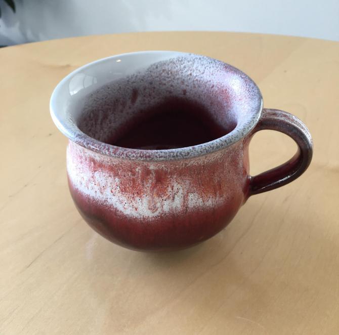 Håndlavet keramik kop med hank, stor rød og hvid