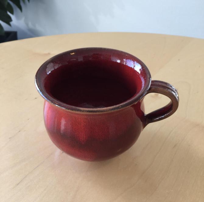 Stor rød keramik kop med hank håndlavet