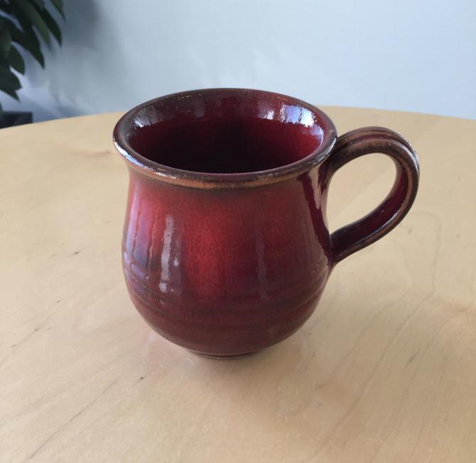 Håndlavet keramik krus med hank, rød 
