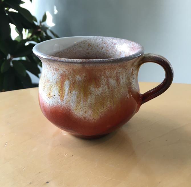 Stor keramik kop i orange og hvid, håndlavet