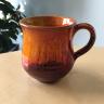 Krus med hank i rød og orange håndlavet keramik