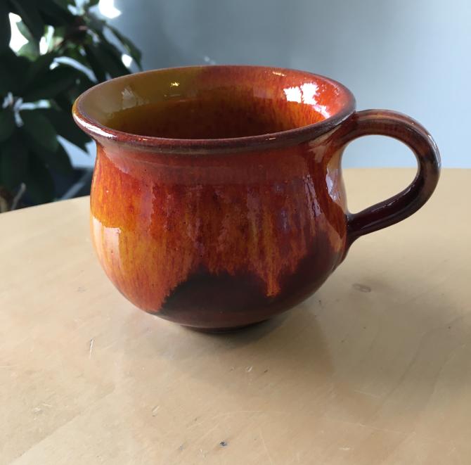 Orange og rød stor keramik kop med hank håndlavet