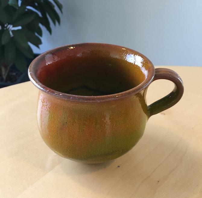 Keramik kop med hank, stor håndlavet i grøn og orange