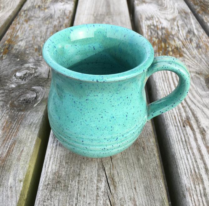 Krus med hank i sart pastel grøn håndlavet keramik