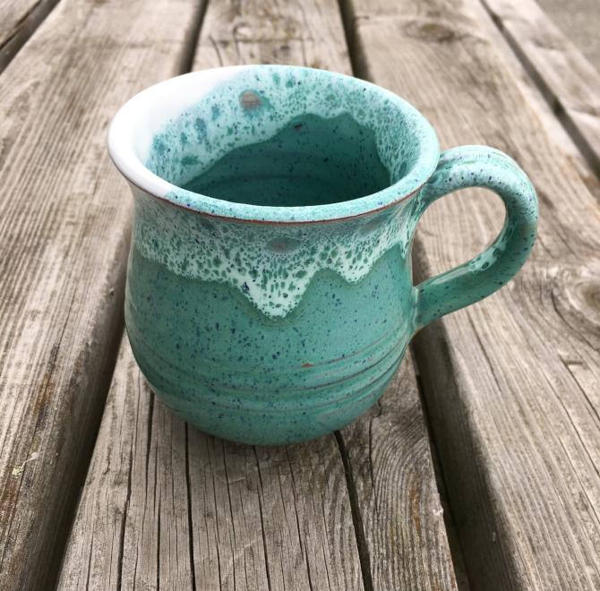 Håndlavet keramik krus med hank i sart pastel grøn med hvid mønster