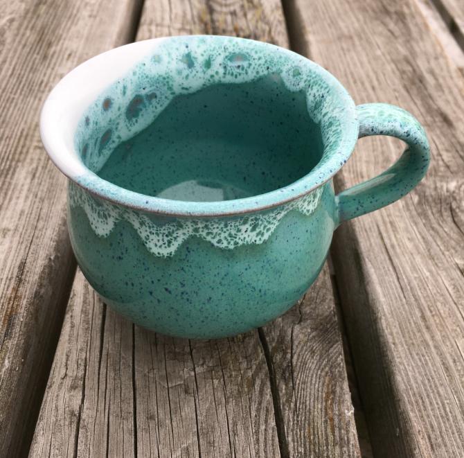 Stor håndlavet keramik kop med hank i sart pastel grøn