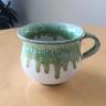 Stor keramik kop i hvid og sart grøn håndlavet