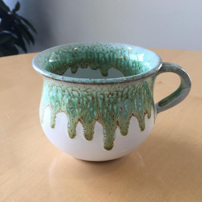 Stor keramik kop i hvid og sart grøn håndlavet