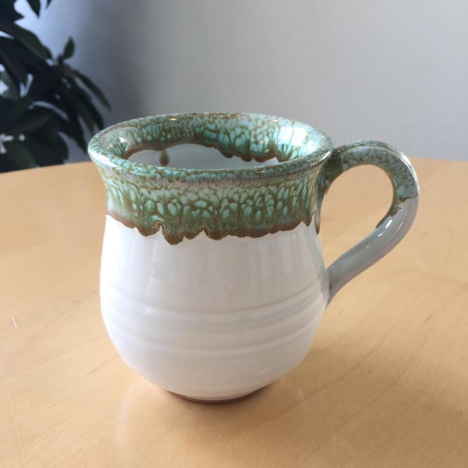 Håndlavet keramik krus med hank hvid med grøn gylden mønster