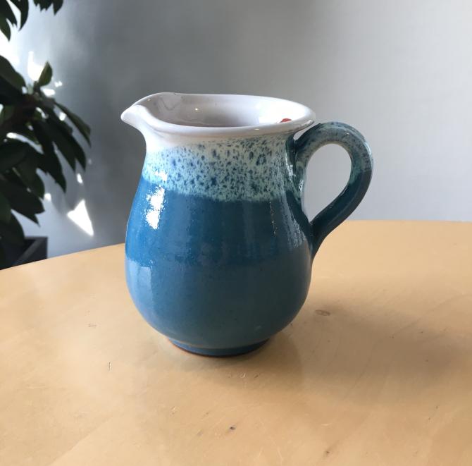 Mælkekande i blå med hvid mønster håndlavet keramik