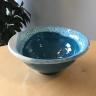 Håndlavet keramik skål i blå med hvid mønster