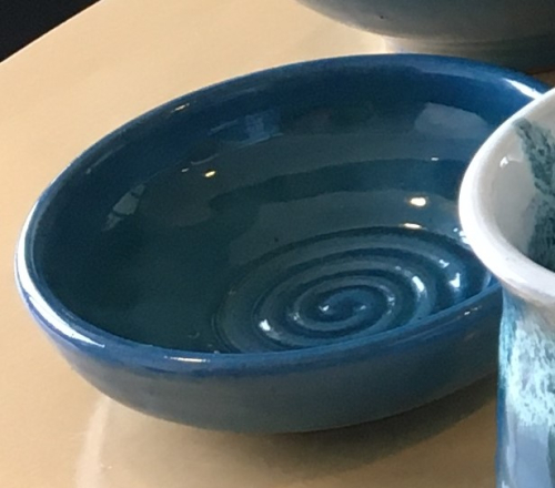 Billede af Håndlavet keramik blå med hvid mønster. Keramik krus med hank. Små keramik skåle. - keramik Skål/asiet Ø 12 cm/4 cm høj